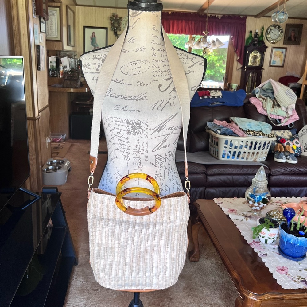 HOBO Sheila Bucket - Natural Straw bucket bag. - Picture 3 of 17